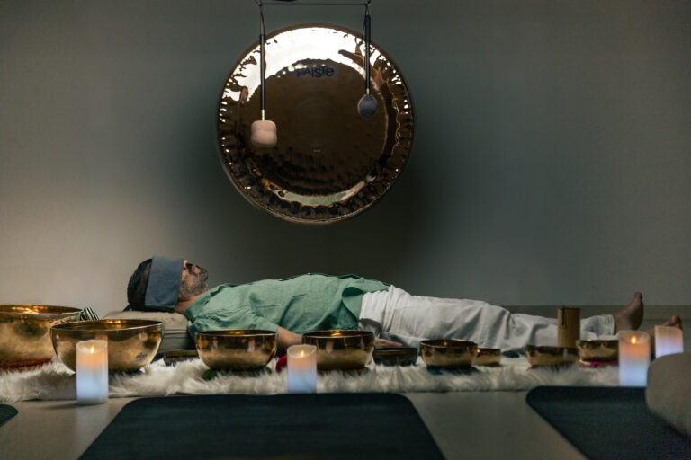 Yoga Restaurativa para bienestar corporativo en CDMX con Cuencos del Himalaya y Baño de Gong